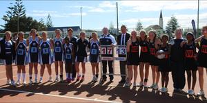 Links is die trotse o/13A netbalspan van Laerskool Gansbaai en regs diÃ¨ van Laerskool De Villiers Graaff. Die Gansies het met 17-13 gewen. Van links is Marlene Koekemoer (afrigter), Kyra van Niekerk, Lynmari Liebenberg, Caylin Smit, Anita Vermeulen, Nadine Kriel, Anrie van Niekerk, Jaydene Pieterse, Jolette Bezuidenhout (afrigter), Nadine Groenewald (Kaptein), Monique Hugo, mnr Eben van der Merwe (Skoolhoof: Laerskool Gansbaai) en mnr Chris van Vuuren (Skoolhoof: Laerskool De Villiers Graaff).  