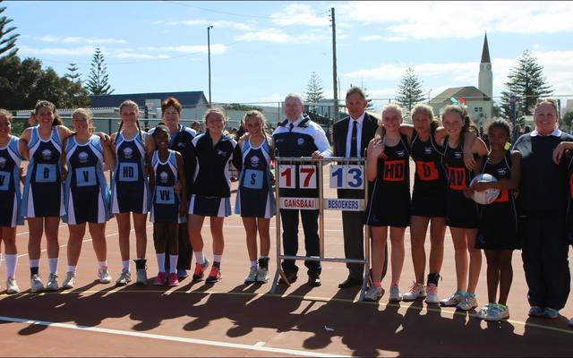 Links is die trotse o/13A netbalspan van Laerskool Gansbaai en regs diÃ¨ van Laerskool De Villiers Graaff. Die Gansies het met 17-13 gewen. Van links is Marlene Koekemoer (afrigter), Kyra van Niekerk, Lynmari Liebenberg, Caylin Smit, Anita Vermeulen, Nadine Kriel, Anrie van Niekerk, Jaydene Pieterse, Jolette Bezuidenhout (afrigter), Nadine Groenewald (Kaptein), Monique Hugo, mnr Eben van der Merwe (Skoolhoof: Laerskool Gansbaai) en mnr Chris van Vuuren (Skoolhoof: Laerskool De Villiers Graaff).  