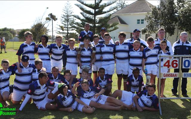 Die trotse o/13 rugbyspan van Laerskool Gansbaai wat 46-0 gewen het. Voor vlnr Henrique Lourens, Daniel Hanekom, Reynardt Roux en Billy Brown. 2de ry vlnr Stephan Groenewald, Karel Liebenberg, Divan Ras, Dâ€™AndrÃ¨ Waren, Janiel Klotz, John Dunn, Ethan Dickson en Jason Snoegela. 3de ry vlnr Mornay Nortje, Alzeed October, George Groenewald (Kaptein), Christof Dahl, AJ Bosch (Onderkaptein), NieldrÃ¨ Groenewald, Veno van Vuuren, Charl Eksteen, Hugo Carstens, Daniel Mans en Gavin Middleton. Agter vlnr Hayward Valentine, Gordon Cornelius (Afrigter), Mike Geldenhuys (Afrigter) en mnr Eben van der Merwe (Skoolhoof: Laerskool Gansbaai).