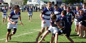 Janiel Klotz klou vir die vale aan die bal, met links van hom, Charl Eksteen en George Groenewald wat hom ondersteun.