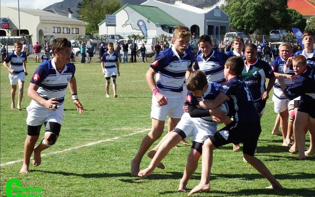 Janiel Klotz klou vir die vale aan die bal, met links van hom, Charl Eksteen en George Groenewald wat hom ondersteun.