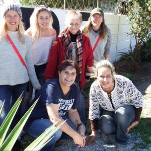 â€˜n Deel van die groep, Animals@Peace wat deur Sheryll Steyn gestig is, staan hier voor BARC se hokke. Voor van links is Sheryll Steyn (stigter) en Suretha Cloete. Agter van links is Sanchia Chivell, Chantelle Stewart, Isobel Robertson en Sammy Thompson.