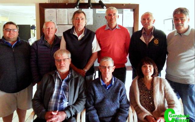 Gansbaai Gholfklub se geskiedkundige 2018 Bestuurskomitee, met â€˜n dame as Visie-Klubkaptein. Voor van links is Johan Pieterse (President), Daan Victor (Klubkaptein) en Gina Esterhuizen (Visie-Klubkaptein). Agter van links (komiteelede) is Lambert Smith, Wally van Coller, Johan Schneider, Lieb Louw, George Hunt en Jakkie Beukes.