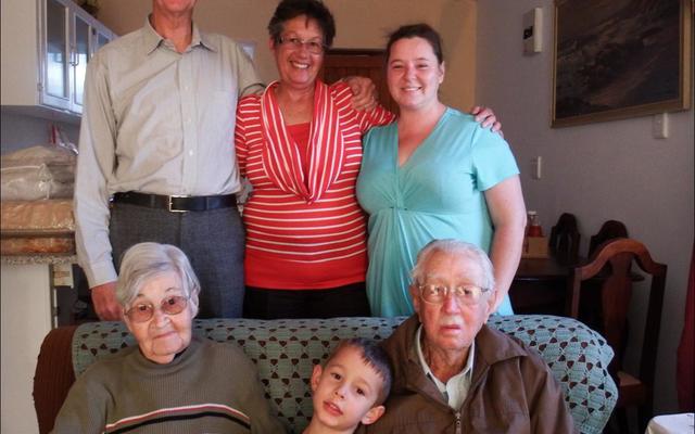 Perlemoenbaai se nuwe intrekkers, wat Gansbaai bo vele ander plekke as hul aftreeplek gekies het. Voor is Oupa Piet (89) en Ouma Corrie (83) Jansen, met Ethan Baytopp (5) tussen hulle. Mike en Wilma Baytopp  staan agter saam met hulle dogter, Alethea Baytopp (regs).