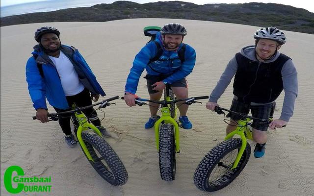 Hierdie 3 joernaliste is so verras deur die natuurskoon en verskeidenheid wat Gansbaai bied. Foto: Dave Caravias.