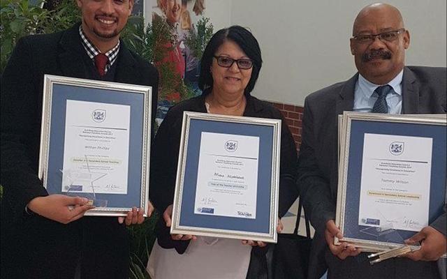 Gansbaai Academia se 3 onderwysers wat toekennings ontvang het,  is van links  Wilton Phillips, Mona Matthews en Tommy Wilson  (skoolhoof).