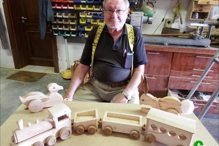 Nog â€˜n harde werker vir Herberg-aan-See se komende basaar, is Rodger Voigt van De Kelders. Sy jaarlikse â€œroepingâ€ is om so veel as moontlik houtspeelgoed namens die Houtwerklub te maak. Hier staan hy by enkele voorbeelde van sy handewerk. Die basaar vind plaas op Saterdag, 23 September 2017 in die Pretoriussaal en sal om 09:00 geopen word.