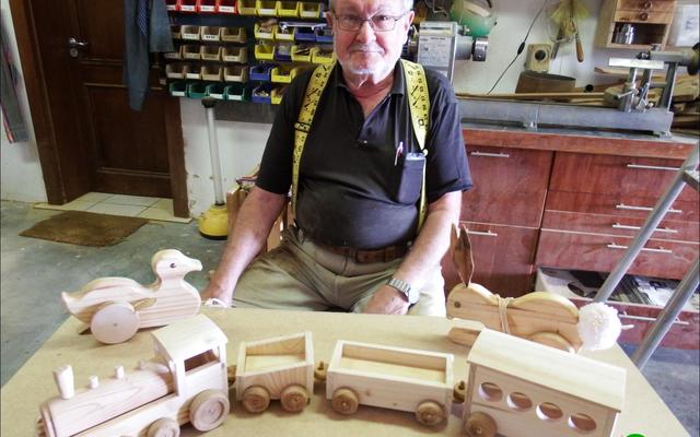 Nog â€˜n harde werker vir Herberg-aan-See se komende basaar, is Rodger Voigt van De Kelders. Sy jaarlikse â€œroepingâ€ is om so veel as moontlik houtspeelgoed namens die Houtwerklub te maak. Hier staan hy by enkele voorbeelde van sy handewerk. Die basaar vind plaas op Saterdag, 23 September 2017 in die Pretoriussaal en sal om 09:00 geopen word.