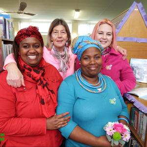 Vrolik, vrolik en bly...  Gansbaai Biblioteek se personeel deel in die vrolikheid van die lenteseisoen wat aangebreek het. Ronette Dreyer en Busisiwe Mtatase staan voor en  agter van links is Sharman Geldenhuys (bibliotekaresse) en Edna van der Linde.