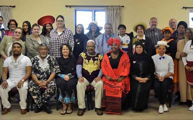 Die onderwysers van Gansbaai Academia het nie vir die leerders op Loslitdag, 1 September 2017 teruggestaan nie en hulself net so pragtig uitgedos. Op die foto lyk hulle soos â€˜n groep modelle.