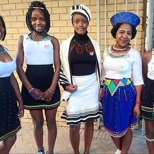 Gansbaai Academia het vuur en vlam aan Loslitdag, 1 September 2017 deelgeneem. Van links is Sinovuyo Kotsana, Zainabo Anzurani, Lerato Hermanus, Mihle Gosa en Siyamthanda Ngaleka.