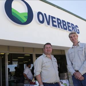 Jaco Jonker,Â  takbestuurder by Overberg Agri was in sy noppies oor die suksesvolle promosiedag waartydens die onderneming bykans 4 keer meer as hulle normale daaglikse omset gedoen het. Hier staan hy by Johan Greyling, stoorbestuurder: Overberg Agri.Â  Jaco sÃª die sukses kan toegeskryf word aan die uitstekende uitstallings en demonstrasies van verskaffers wat baie moeite gedoen het om die nuutste produkte op die mark na Stanford te bring.
