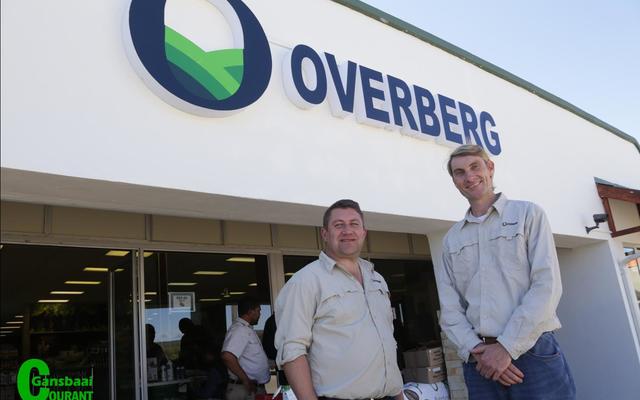 Jaco Jonker,Â  takbestuurder by Overberg Agri was in sy noppies oor die suksesvolle promosiedag waartydens die onderneming bykans 4 keer meer as hulle normale daaglikse omset gedoen het. Hier staan hy by Johan Greyling, stoorbestuurder: Overberg Agri.Â  Jaco sÃª die sukses kan toegeskryf word aan die uitstekende uitstallings en demonstrasies van verskaffers wat baie moeite gedoen het om die nuutste produkte op die mark na Stanford te bring.