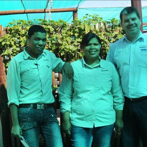 JP Joubert (regs) van Efekto het besoekers ingelig oor hoe hulle op â€˜n veilige manier van peste, plae en funguses in hul tuine kan ontslae raak.  Links staan Ivan May die man wat die rakke netjies hou by Overberg en Anchen Michaels van Ball Straathoff.