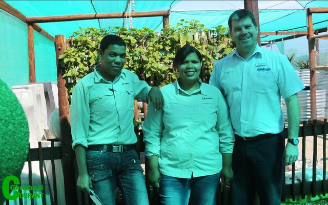 JP Joubert (regs) van Efekto het besoekers ingelig oor hoe hulle op â€˜n veilige manier van peste, plae en funguses in hul tuine kan ontslae raak.  Links staan Ivan May die man wat die rakke netjies hou by Overberg en Anchen Michaels van Ball Straathoff.