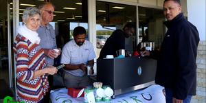 Die eienaars van Sunset Place Farm, Muriel en Chris Burls kry â€˜n bietjie boeretroos van Xolani Soshweshwe van Miko en Puro Coffee.  Musa Noyni is baie besig op die agtergrond en Ashwell Gillion, vloerbestuurder by Overberg Agri, wag sy beurt af.