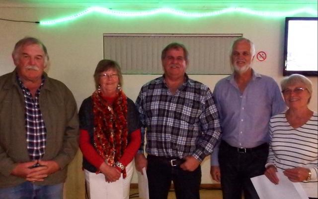 Die Birkenhead Boothengelklub spog met nuwe lede wat op Saterdag, 2 September 2017 tydens die maandeindfunksie voorgestel is en waartydens hulle elkeen ook â€˜n konstitusie ontvang het. Van links is Danie en Estelle du Toit, Philip Viljoen en Hennie en Maggie van Niekerk.