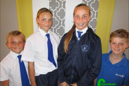 Laerskool Gansbaai se tennissterre wat â€˜n kans staan om in die Boland Plattelandspan opgeneem te word. Van links is Stefan Stieger, Nel Stieger, Monique Hugo en Hennie de Wet.