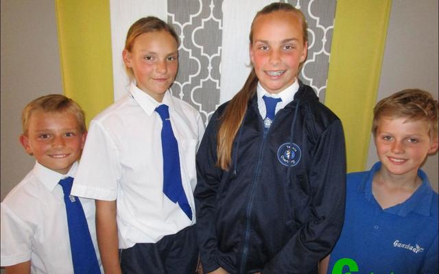 Laerskool Gansbaai se tennissterre wat â€˜n kans staan om in die Boland Plattelandspan opgeneem te word. Van links is Stefan Stieger, Nel Stieger, Monique Hugo en Hennie de Wet.