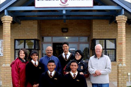 Rolbal is â€˜n nuwe sportsoort waaraan Gansbaai Academia se leerders deelneem.  Hier is die span wat Franskraal Rolbalklub Saterdag by die Overstrand Rolbalstreekproewe verteenwoordig het:  Agter van links â€“ Anneri Harding-Male (hulpafrigter), Akisha Johannes (speler), Tommy Wilson (skoolhoof),  Johathan-Lee Davids (speler), Mona Matthews (hulpafrigter) en Archie Chambers (Franskraal Rolbalklub se hoofafrigter en bemarkingsbeampte).  Die ander 2 spelers, Ralph-Vino Richter en Lorenzo Geldenhuys sit voor.