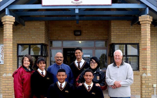 Rolbal is â€˜n nuwe sportsoort waaraan Gansbaai Academia se leerders deelneem.  Hier is die span wat Franskraal Rolbalklub Saterdag by die Overstrand Rolbalstreekproewe verteenwoordig het:  Agter van links â€“ Anneri Harding-Male (hulpafrigter), Akisha Johannes (speler), Tommy Wilson (skoolhoof),  Johathan-Lee Davids (speler), Mona Matthews (hulpafrigter) en Archie Chambers (Franskraal Rolbalklub se hoofafrigter en bemarkingsbeampte).  Die ander 2 spelers, Ralph-Vino Richter en Lorenzo Geldenhuys sit voor.