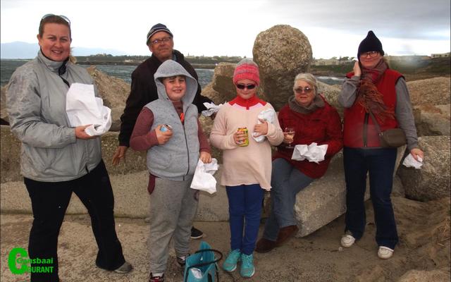 Hierdie twee gesinne met hulle vis & skyfies sÃª dit was die moeite werd om die reÃ«n te trotseer tydens Gansbaai Toerisme se â€œSunset Walkâ€. Voor van links is Luke Devitt, Emily Kellerman, Anmarie Watney en Justina Kellerman. Agter is Carol en Wayne Devitt.