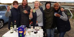 Personeel en komiteelede van Gansbaai Toerisme lag heerlik oor hulle â€œSunset Walkâ€ in die reÃ«n. Van links is Glenda Kitley, Claudine Wheeler, Doulene Els, Martiena Kotze en Maureen Valentine.
