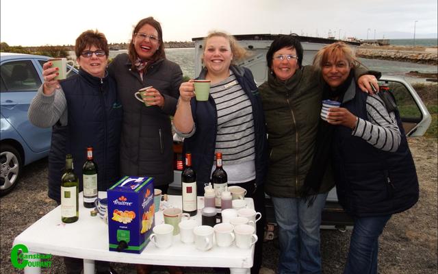Personeel en komiteelede van Gansbaai Toerisme lag heerlik oor hulle â€œSunset Walkâ€ in die reÃ«n. Van links is Glenda Kitley, Claudine Wheeler, Doulene Els, Martiena Kotze en Maureen Valentine.
