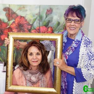 Regs hou Susan van Heerden, gasspreker, die goue raam vas wat deel van haar aanbieding tydens die damesoggendtee was, met Eva BÃ¼chner wat deur die raam kyk â€“ met Susan wat onbewus daarvan was dat haar naam â€œEvaâ€ is.