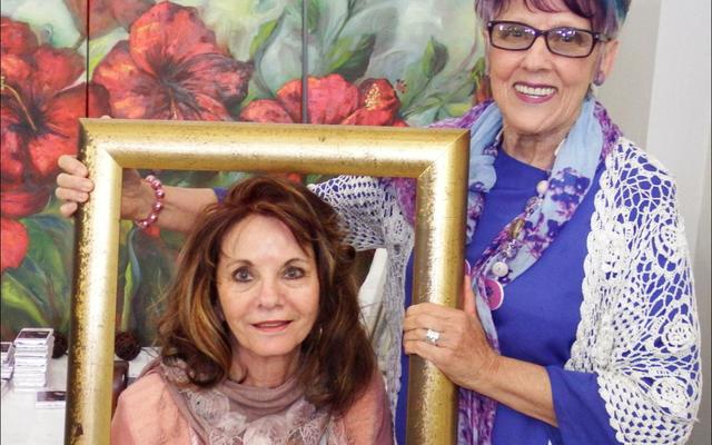 Regs hou Susan van Heerden, gasspreker, die goue raam vas wat deel van haar aanbieding tydens die damesoggendtee was, met Eva BÃ¼chner wat deur die raam kyk â€“ met Susan wat onbewus daarvan was dat haar naam â€œEvaâ€ is.