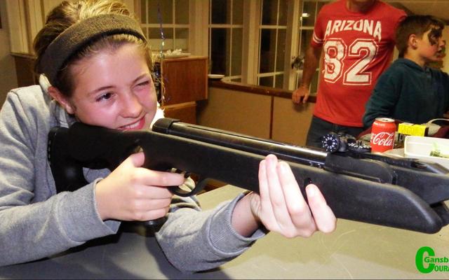 Lisa-Marie van Wyk (11) fokus soos â€˜n wafferse skut met die windbuks op die teiken.