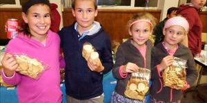 Koekies, koekies en nogmaals koekies. Van links Tilde (9) en Heinrich (11) Kok, saam met die 7-jarige tweeling, Anke en Ciske Kok. 