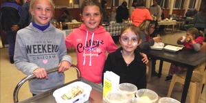 Dis nie net geld en nagereg op die trollie nie, dis ook lekker pretwerk. Van links JuandrÃ© Wessels (11), Megan Potgieter (11) en Heidi Northman (6).  