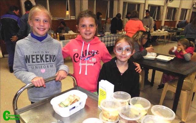 Dis nie net geld en nagereg op die trollie nie, dis ook lekker pretwerk. Van links JuandrÃ© Wessels (11), Megan Potgieter (11) en Heidi Northman (6).  