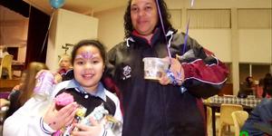 Dis nou â€˜n ma wat weet hoe om na haar dogter om te sien. Gabriella Bastian (8) en haar ma, Tanya Bastian.  