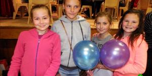 Pasta-slaai en sosaties, gemeng met ballonne. Van links Hilke Swanepoel (11), Nel Steven (10), Lara Strydom (11) en Carli Lourens (11).  