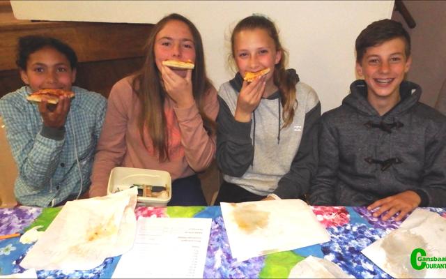 Lekker eet op â€˜n basaar bly maar lekker! Van links (13 jaar) Jaz-leigh Beyers, Nadine Groenewald, Anrie van Niekerk en NieldrÃ© Groenewald.  