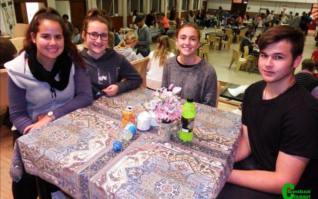 Hierdie 4 seniors (17 jaar) het besluit dis rus- en eettyd. Van links MornÃ© Jacobs, Anli Louw, Zulene van Niekerk en De-Hann du Plessis. 