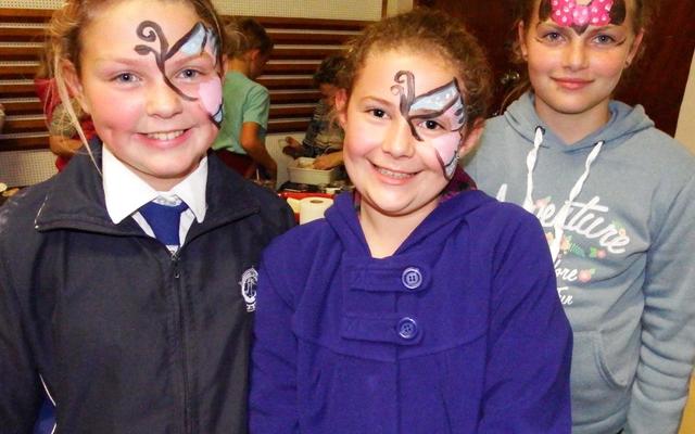 Vrolike ingekleurde gesiggies. Van links Marisca Fourie (11), Monique de Jager (9) en Elizna van Rensburg (10).