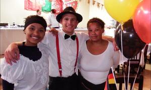  Ons dorpskokke span saam vir 'n fees