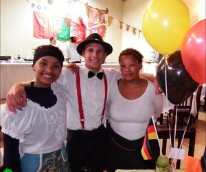  Ons dorpskokke span saam vir 'n fees