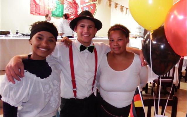 Drie van die flink â€œkelnersâ€ tydens Gansbaai Academia se Voedselfees. Van links is Megan Pieterse, Izaan Newman en Nazli Ellis.