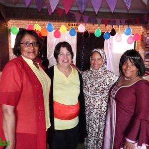 Julia Wilson (links) van die â€œDuitse tafelâ€ tydens Gansbaai Academia se fees, staan hier saam met Marie Fourie, Charmaine Visser en Erin Adams.