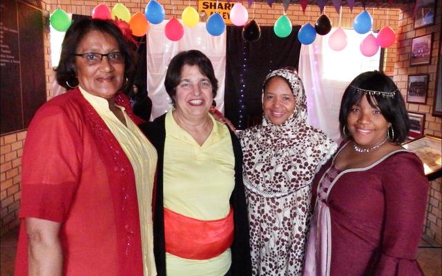 Julia Wilson (links) van die â€œDuitse tafelâ€ tydens Gansbaai Academia se fees, staan hier saam met Marie Fourie, Charmaine Visser en Erin Adams.