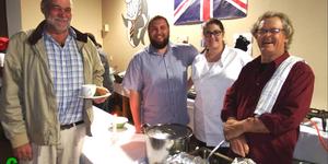 Ernst Nieuwoudt (links), voormalige voorsitter van Academia se beheerliggaam, word van links deur Gericke van Eck, Annike Rossouw en Wayne Devitt bedien.