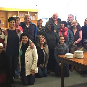 Hierdie groot groep Gansbaai munisipale beamptes kon nie wag dat Gilbert (Boetie) Hart se 19de verjaardagkoek gesny word nie, met Kat Myburgh, Areabestuurder, wat regs agter staan.