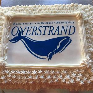 En die koek kom weer...Gilbert (Boetie) Hart se 19de verjaardagkoek wat hy aan Gansbaai Munisipaliteit gestuur het ter herdenking van 9 September 1999 â€“ die dag waarop die munisipaliteit in hul nuwe geboue ingetrek het.