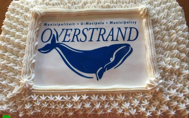 En die koek kom weer...Gilbert (Boetie) Hart se 19de verjaardagkoek wat hy aan Gansbaai Munisipaliteit gestuur het ter herdenking van 9 September 1999 â€“ die dag waarop die munisipaliteit in hul nuwe geboue ingetrek het.