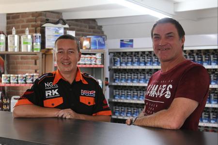 Koos Viljoen (bestuurder) en Wietze van der Westhuizen (eienaar) van WM Auto Body.
