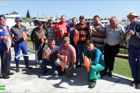 Saterdag, 9 September se boothengelkompetisie van die Birkenhead Boothengelklub, het relatief gelykop verloop. Voor van links is Quintan, Juan van der Merwe en Hennie Groenewald. Agter van links is Danie Fourie, George Rowan, Sampie Louwrence, Leon Engelke, Bev Swart, Piet le Roux, Jean Downing, Ben Uys, Boetie Bosman (Inweegmeester) en Gavin Engelbrecht. 